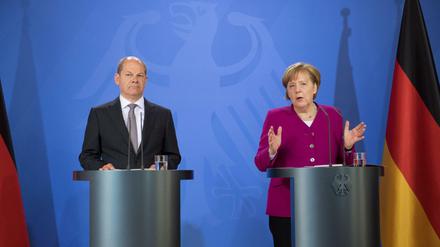 Bei der Pressekonferenz im Anschluss an die Kabinettsklausur auf Schloss Meseberg: Bundeskanzlerin Angela Merkel und Bundesfinanzminister Olaf Scholz. 