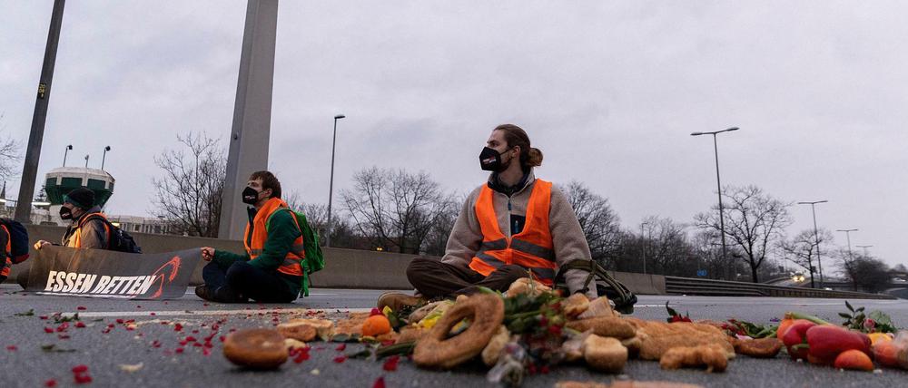 Gegen Lebensmittelverschwendung. Klimaaktivisten der Gruppe "Aufstand der letzten Generation" auf der Fahrbahn der Autobahn A100 vor der Ausfahrt Beusselstraße.