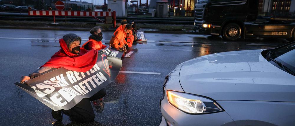 Klimaaktivisten blockieren eine Kreuzung zur Köhlbrandbrücke in Hamburg.
