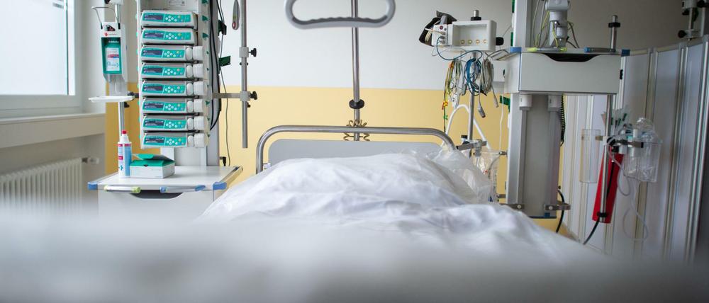 Ein leeres Bett steht in der Intensivstation des Prosper Hospitals in Nordrhein-Westfalen.