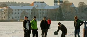 Eisstockschützen gehen am Dienstag vor der Kulisse des Klosters Seeon ihrem Sport nach. 