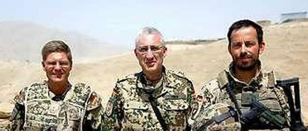 Drei Männer, ein Bild: Oberst Peter Mirow (v.l.), Generalleutnant Markus Kneip und Oberstleutnant Heico Hüber 2011 in Afghanistan. Heute sind die drei auf entscheidenden Posten im Ministerium.
