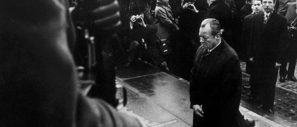 Der historische Kniefall von Bundeskanzler Willy Brandt am Mahnmal des Warschauer Ghettos am 7. Dezember 1970 - vor genau 50 Jahren. Die Opfer der Ghettos mussten lange auf finanzielle Anerkennung warten.