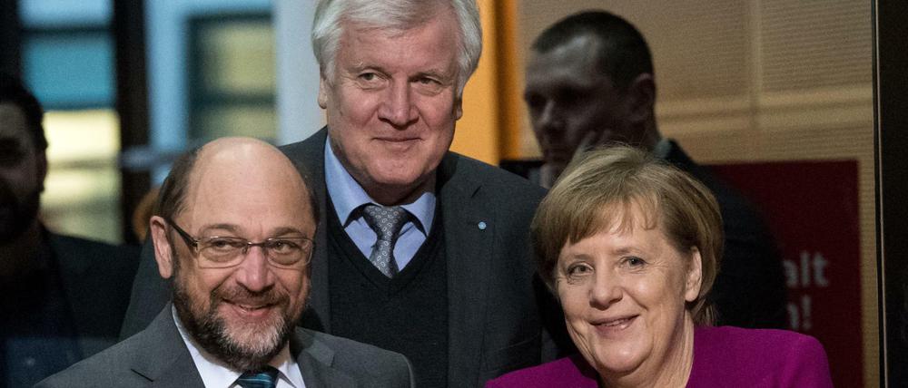 Da sehen sie noch fit aus, Martin Schulz, Horst Seehofer und Angela Merkel. Kein Wunder: Das Foto stammt von letzter Woche. 