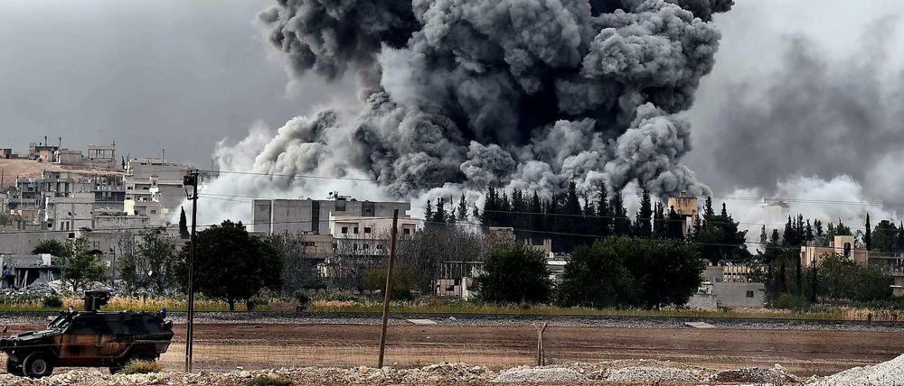 Dichter Rauch steigt nach einem Luftangriff gegen den IS in Kobane auf.