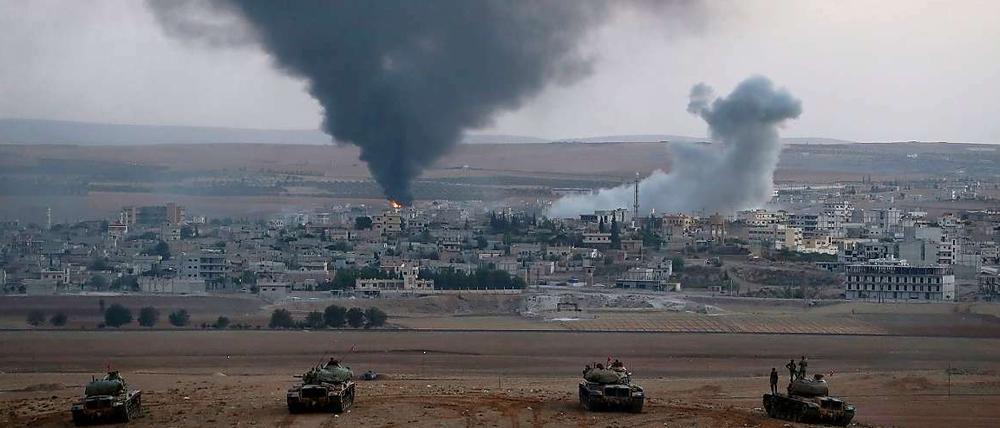 Die Türkei hat Panzerverbände nahe der syrischen Grenzstadt stationiert.