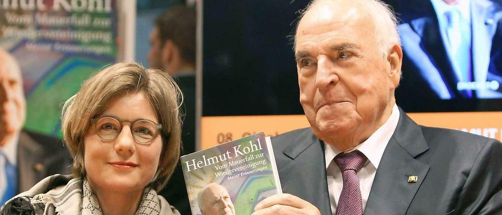 Altkanzler Helmut Kohl stellte auf der Buchmesse in Frankfurt zusammen mit seiner Ehefrau Maike Kohl-Richter seine Memoiren vor.