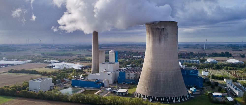 Dampf steigt vom Kohlekraftwerk Mehrum in Niedersachsen auf.