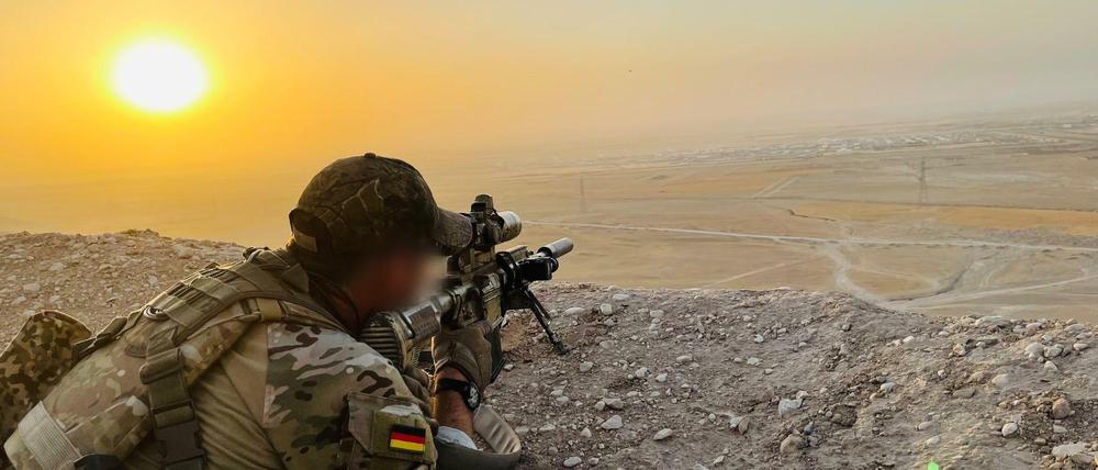 Ein Soldat des Kommando Spezialkräfte (KSK) sichert das Gelände nahe des Camps Marmal im Norden Afghanistans. 