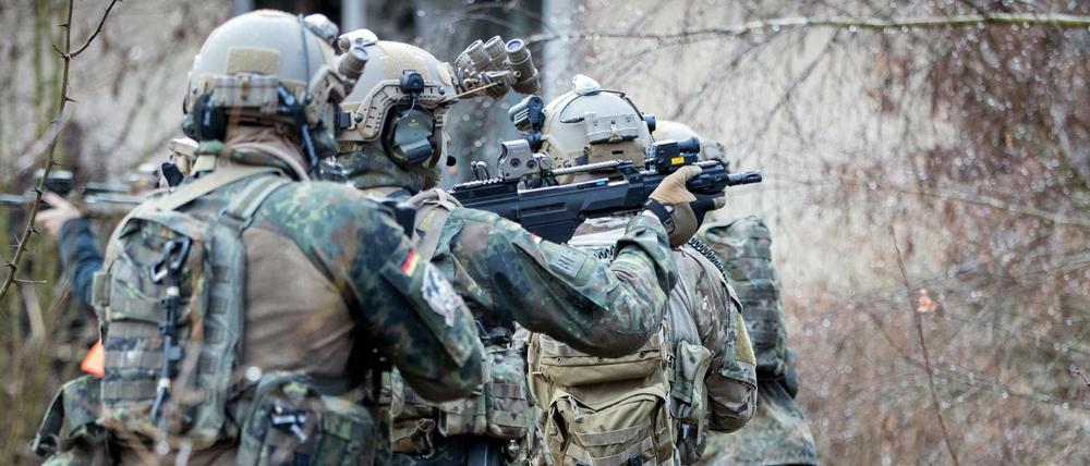 Bundeswehrsoldaten des Kommandos Spezialkräfte (KSK) trainieren den Häuserkampf. 