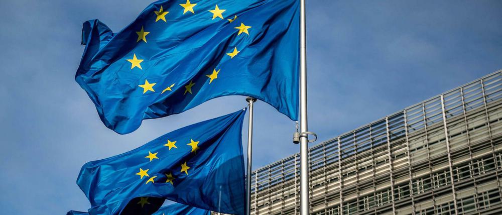 Europaflaggen wehen vor dem Sitz der Europäischen Kommission.