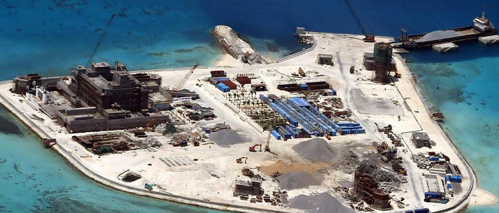 China schafft im Südchinesischen Meer mit Konstruktionen auf den umstrittenen Spratley Inseln Tatsachen. 