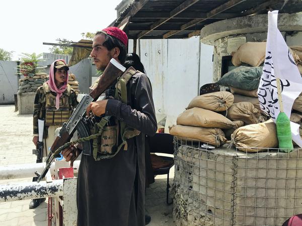 Auf dem Weg zum Flughafen von Kabul müssen afghanische Ortskräfte hohe Hürden überwinden - etwa die Checkpoints der Taliban.