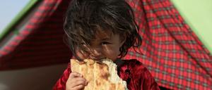 Ein afghanisches Mädchen, das aufgrund von von Kämmpfen zwischen den Taliban und afghanischen Sicherheitskräften aus ihrer Heimat geflohen ist.