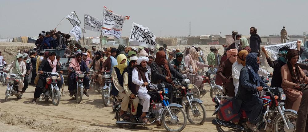 Anhänger der militant-islamistischen Taliban marschieren in der Nähe der afghanisch-pakistanischen Grenzen.