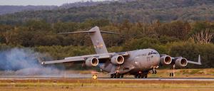 Ein Transportflugzeug mit aus Afghanistan ausgeflogenen Menschen landet auf der Ramstein Air Base. 