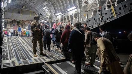 Afghanische Passagiere steigen in eine Maschine der U.S. Air Force.