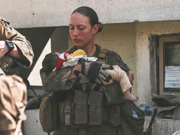 Die US-Marineinfanteristin Nicole Gee mit einem afghanischen Baby. Sie starb fünf Tage später.