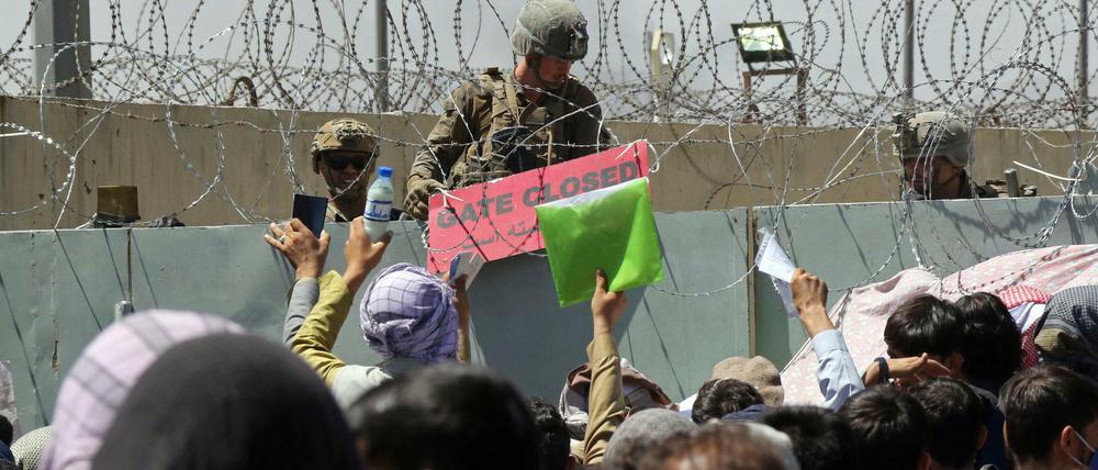 Ein US-Soldat hält ein rotes Schild, mit der Aufschrift "Gate closed".