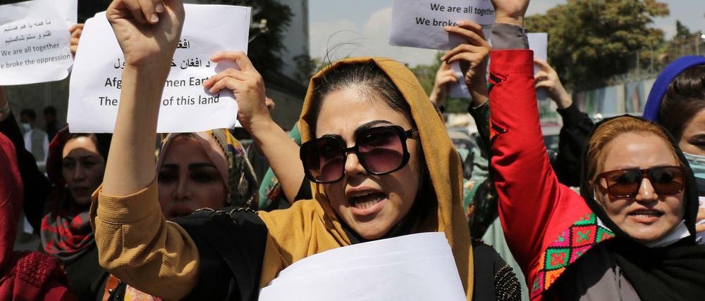Nach der Machtergreifung der Taliban demonstrieren Frauen für Gleichberechtigung in Kabul (Archivfoto).