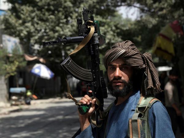 Ein Taliban-Kämpfer steht an einem Kontrollpunkt im Viertel Wazir Akbar Khan. 