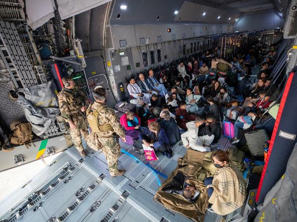 In die Freiheit: Blick in eine Bundeswehrmaschine vom Typ A400 M mit aus Kabul geretteten Personen. 