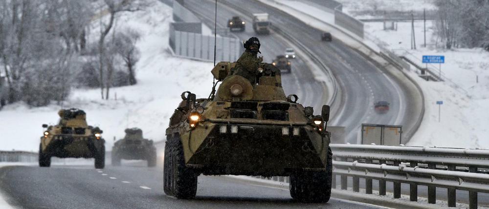 Ein Konvoi russischer gepanzerter Fahrzeuge auf der Krim.