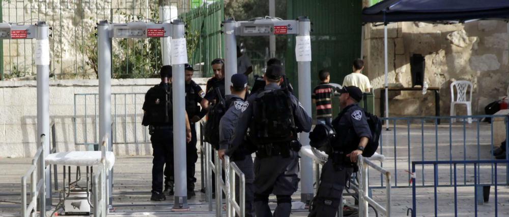 Israelische Polizisten am Montag an einer Sicherheitsschranke außerhalb der Al-Aksa-Moschee in der Jerusalemer Altstadt.
