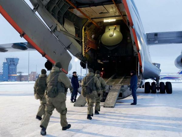 Das russische Verteidigungsministerium verbreitet ein Foto von Luftlandetruppen, die ein Flugzeug nach Kasachstan besteigen.