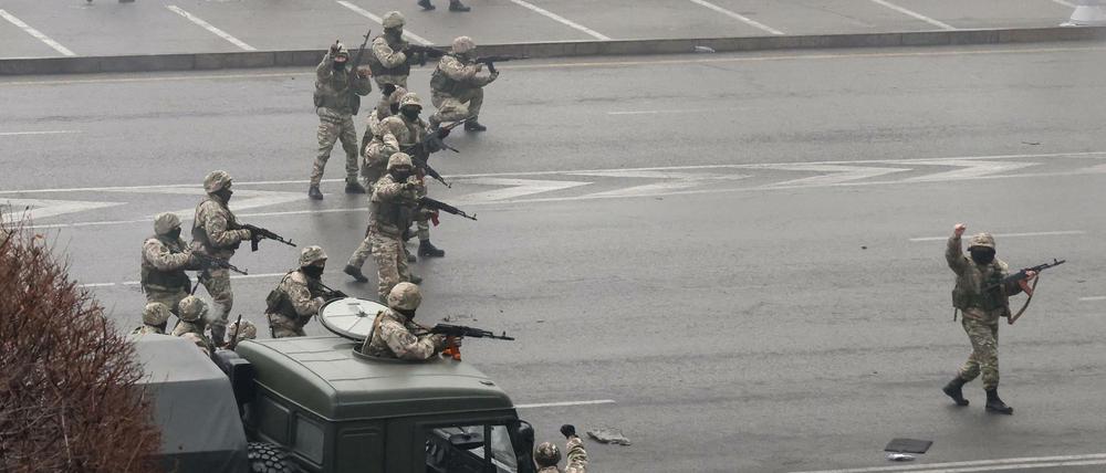 Sicherheitskräfte in Almaty 