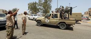 Kämpfer der von den Vereinten Nationen unterstützten libyschen Regierung fahren durch die Hauptstadt.