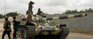 Ein Panzer der international anerkannten Regierung steht am 23.04.2020 auf einer Straße in Tripolis. Die Kämpfe rund um die Hauptstadt Tripolis haben sich zuletzt intensiviert.
