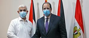 Jahia Sinwar (l), palästinensischer Führer der Hamas im Gazastreifen, und Abbas Kamel, Direktor des ägyptischen General Intelligence Directorate (EGID), reichen sich vor einem gemeinsamen Treffen die Hände.