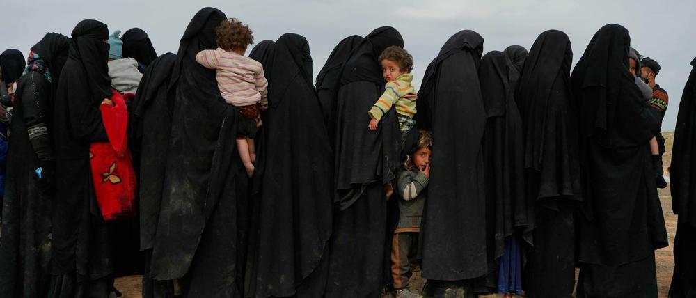 Frauen und Kinder, die aus dem letzten von der Terrormiliz Islamischer Staat (IS) besetzten Gebiet in Syrien evakuiert wurden, warten darauf untersucht zu werden.