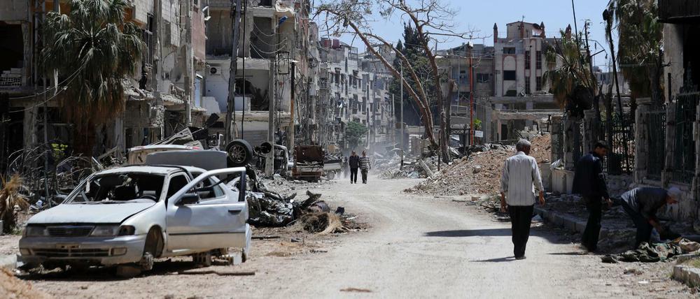Zerstörte Häuser und Autos im syrischen Duma 