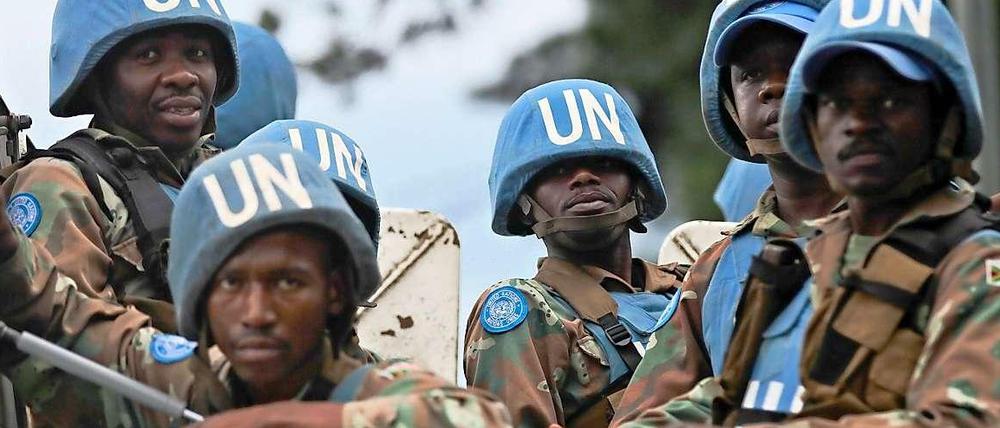 Eine neuartige Einsatztruppe des UN-Sicherheitsrates soll offensiv gegen die Rebellen im Osten Kongos vorgehen. Gleichzeitig drohen die UN dem zentralafrikanischen Land mit dem Stopp aller Unterstützungen - sollten die Vergewaltigungsfälle nicht aufgeklärt werden.