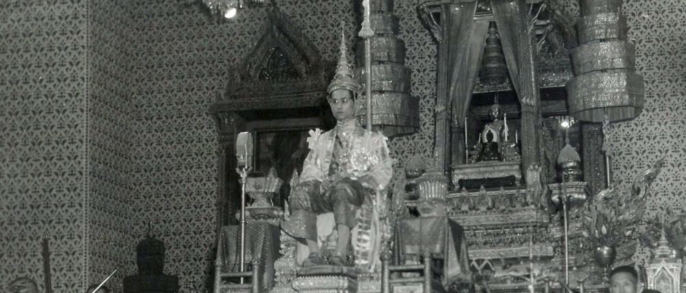 Der junge Bhumibol Adulyadej während seiner Krönungszeremonie in Bangkok.