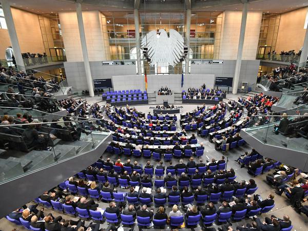 Mit 709 Abgeordneten hat der Bundestag Übergröße. Junge Menschen sind dennoch kaum vertreten.
