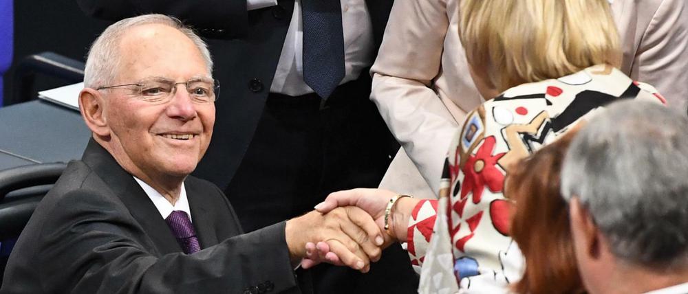 Claudia Roth gratuliert dem neugewählten Bundestagspräsidenten Wolfgang Schäuble.