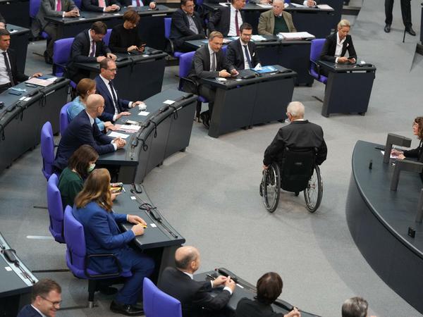 Wolfgang Schäuble verlässt das Bundestagspräsidenten-Podium nach der Wahl von Bärbel Bas.