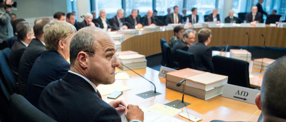 Nicht immer traut im Rund des Sitzungssaals: Der Haushaltsausschuss des Bundestags. Im Vordergrund der Ausschussvorsitzende Peter Böhringer (AfD).