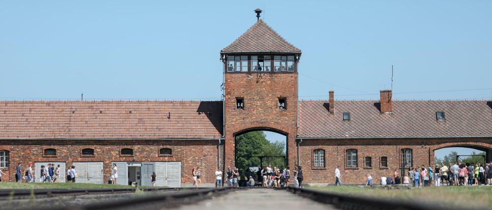Gleise zum Eingang des früheren deutschen Vernichtungslagers Auschwitz-Birkenau in Polen 
