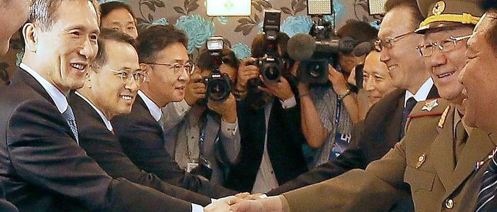 Große Geste. Hwang Pyong So, ein naher Vertrauter von Jungdiktator Kim Jong Un und die Nummer zwei des Regimes, reicht seinem südkoreanischen Gegenüber Kim Kwan Jin, dem höchsten Sicherheitsberater von Präsidentin Park, die Hand