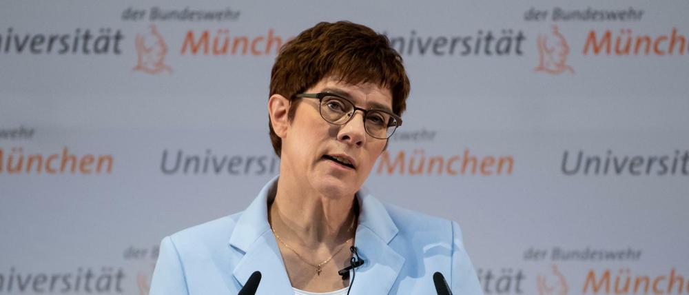 Annegret Kramp-Karrenbauer (CDU), Bundesverteidigungsministerin, spricht vor Studenten an der Universität der Bundeswehr. Kramp-Karrenbauer plant die Einrichtung eines Nationalen Sicherheitsrates in Deutschland.