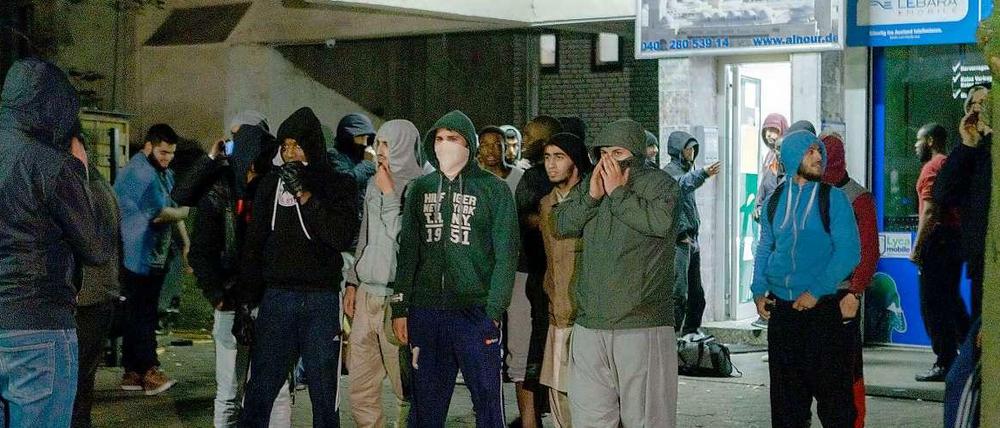 In Hamburg kam es in der Nacht zu Mittwoch zu gewaltsamen Ausschreitungen zwischen radikalen Muslimen und Kurden.