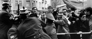 Polizisten gehen am 12.04.1968 auf dem John-F-Kennedy-Platz in Berlin mit Schlagstöcken gegen Demonstranten vor. 
