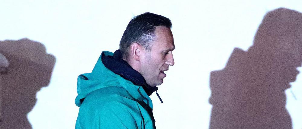 In Handschellen wird Nawalny nach dem Prozess abgeführt.