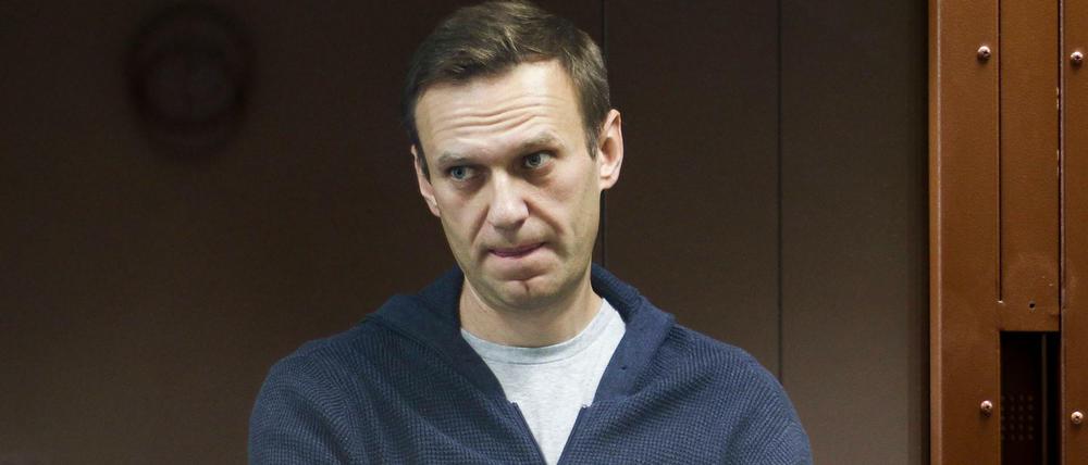 Der Zustand des inhaftierten Alexej Nawalny soll schlecht sein. Deshalb fordern zahlreiche Prominente nun Hilfe.