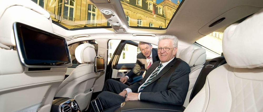 Der baden-württembergische Ministerpräsident Winfried Kretschmann (Bündnis 90/Die Grünen) in seinem Hybrid-Dienstwagen.