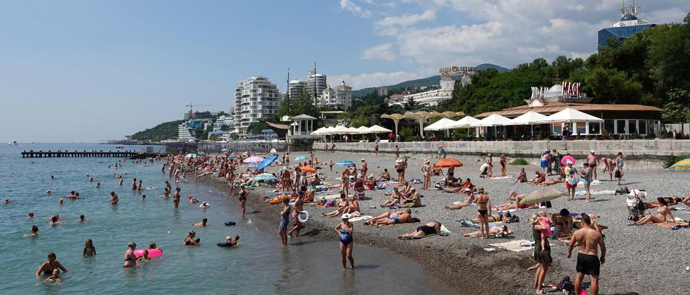 Ein unbeschwerter Sommerurlaub wie hier in Jalta, wird für Russen immer seltener. Auf der vermeintlich sicheren Krim holt sie der Krieg ein. Die EU diskutiert ein Einreiseverbot für Russen. 